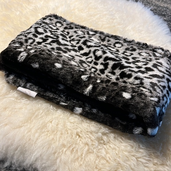 Ocelot Faux Fur Scarf by Tourance Luxurious Surroundings - Picture 4 of 5